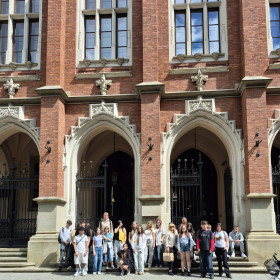 Młodzież przed Collegium Novum UJ