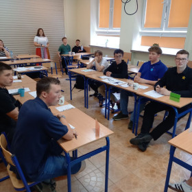 Na zdjęciu widać dwie drużyny podczas debaty