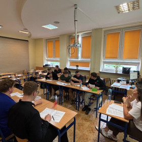 Na zdjęciu widać uczestników podczas przygotowania do debaty