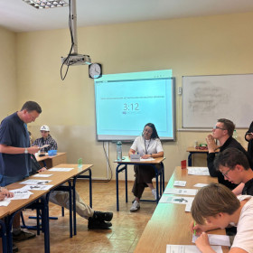 Na zdjęciu widać ucznia wypowiadającego się podczas debaty