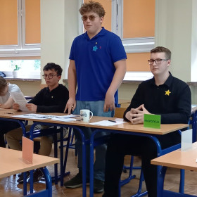 Na zdjęciu widać uczniów podczas debaty