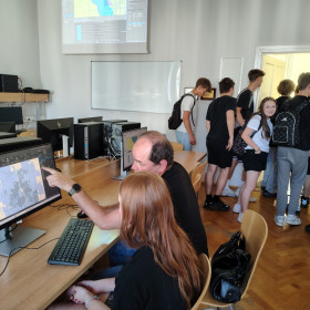 Uczniowie uczestniczący w  warsztatach komputerowych GIS