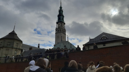 wieża klasztoru jasnogórskiego z pielgrzymami wokół