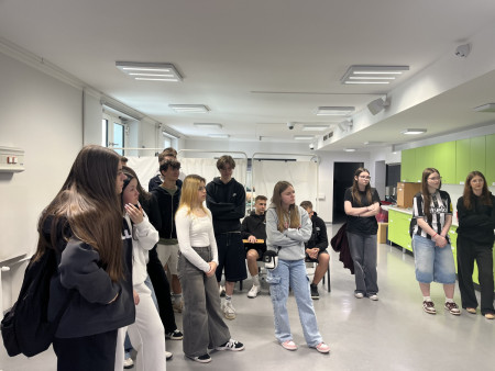 Uczniowie klasy 2a podczas warsztatów w Collegium Medicum