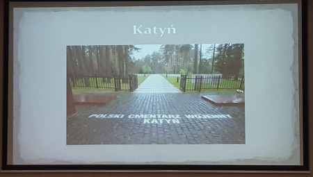 Slajd przedstawiający wejście na Polski Cmentarz Wojenny w Katyniu
