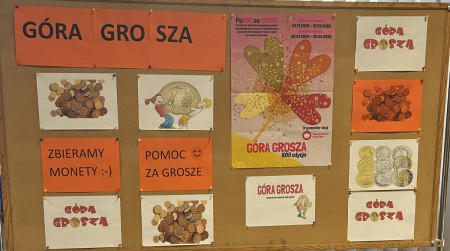 Szkolna tablica informacyjna Akcji Góra Grosza.