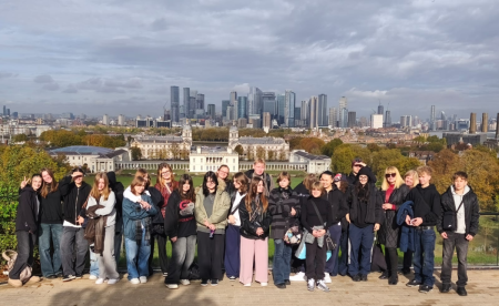 Młodzież z widokiem na Londyn