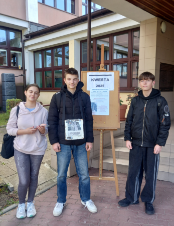 Uczniowie przed sztabem kwesty