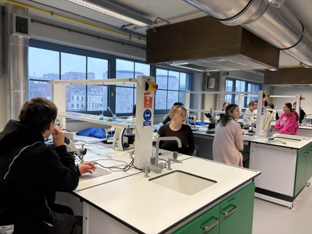 czniowie naszej szkoły w pracowni podczas zajęć z mikroskopowania w Centrum Nauki i Techniki w Łodzi