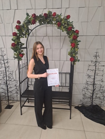 Oliwia z dyplomem w ręce.