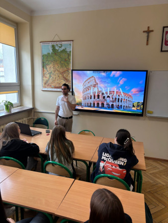 lekcja prowadzona przez wolontariusza Francesco