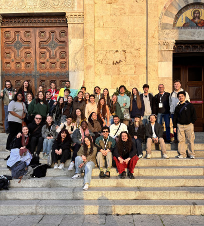 na zdjęciu widać dużą grupę osób na tle kościoła