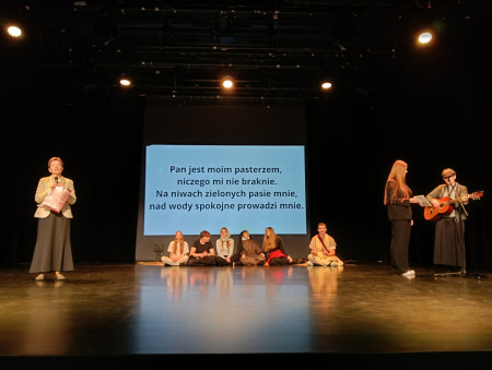 siostry i młodzież na scenie prowadzą śpiew
