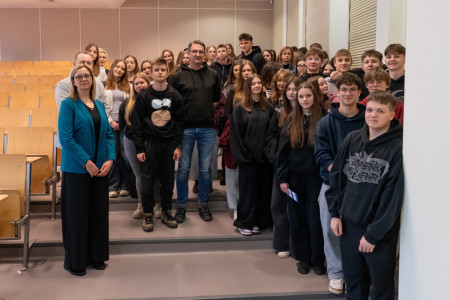 Uczniowie naszej szkoły wraz z nauczycielami i pracownikami Uniwersytetu.