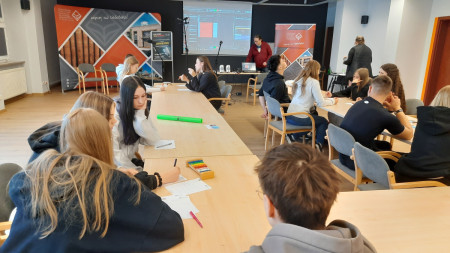 młodzież w grupach pisze scenariusze