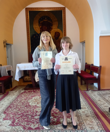 Laureatka z opiekunką pozują z dyplomami