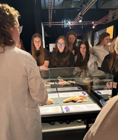 Uczniowie naszej szkoły podczas zwiedzania wystawy Body Worlds