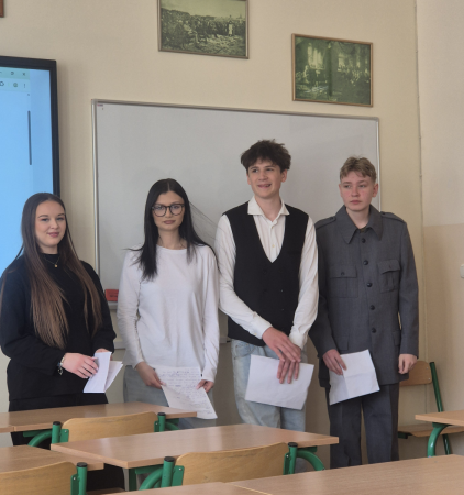 Uczniowie z klasy II f prowadzący quiz historyczny